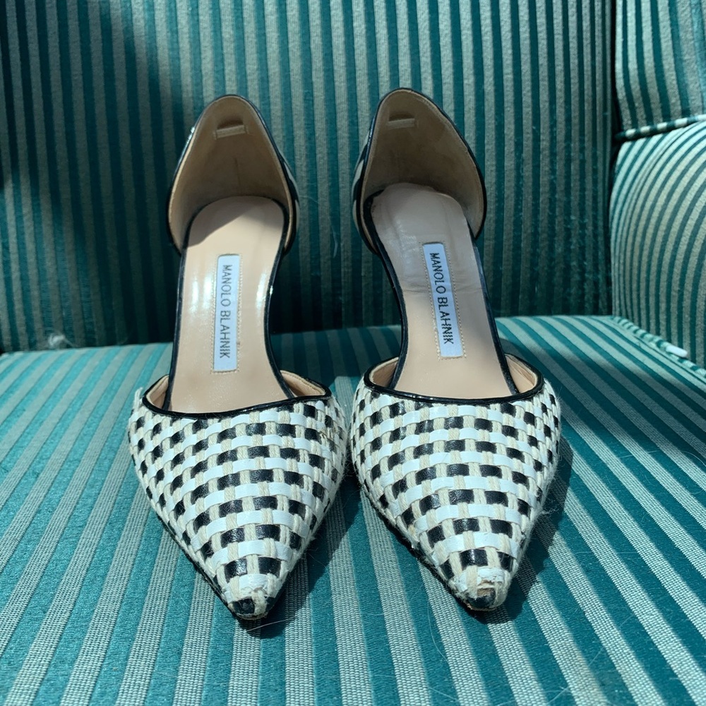 Gorgeous Manolo Blahnik size 7 heels